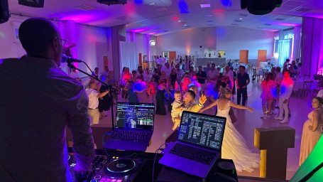 Piste de Danse comble lors de l'animation d'un mariage