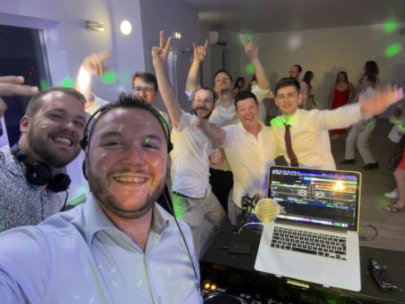 Témoins de mariage devant les DJ