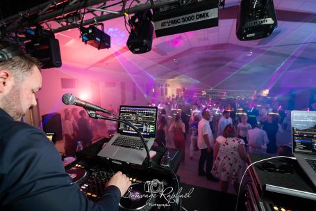 DJ Loïc derrière ses platines